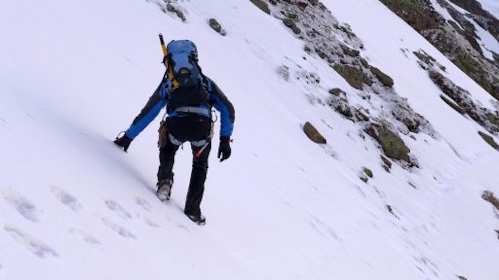 Vorsicht vor Altschneefeldern: Weiterhin Rutsch-und Absturzgefahr im Gebirge!