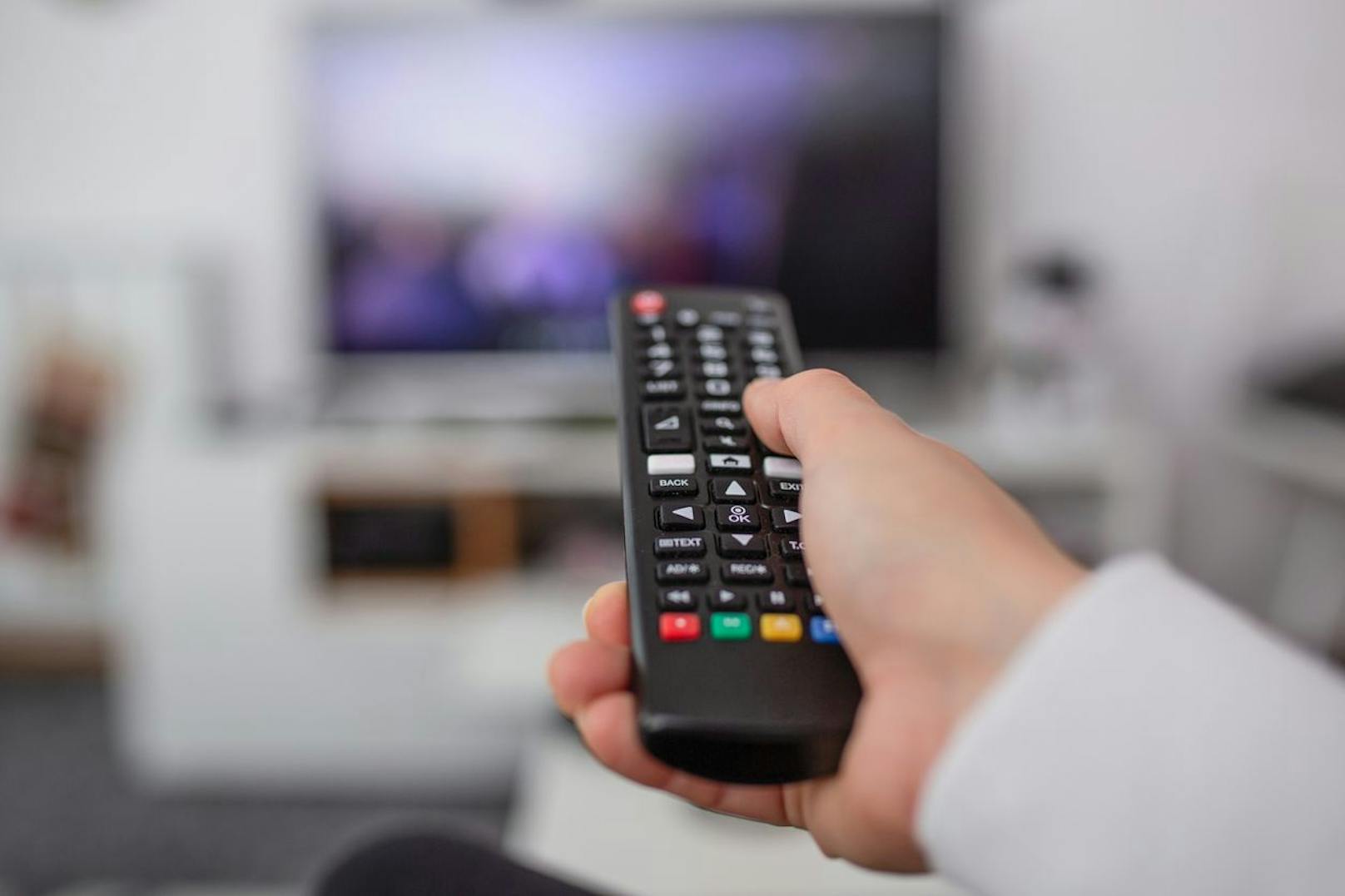 Füße hoch, Fernsehen an: Der Fernseher ist das beliebteste Mittel, um dem Alltag zu entfliehen.