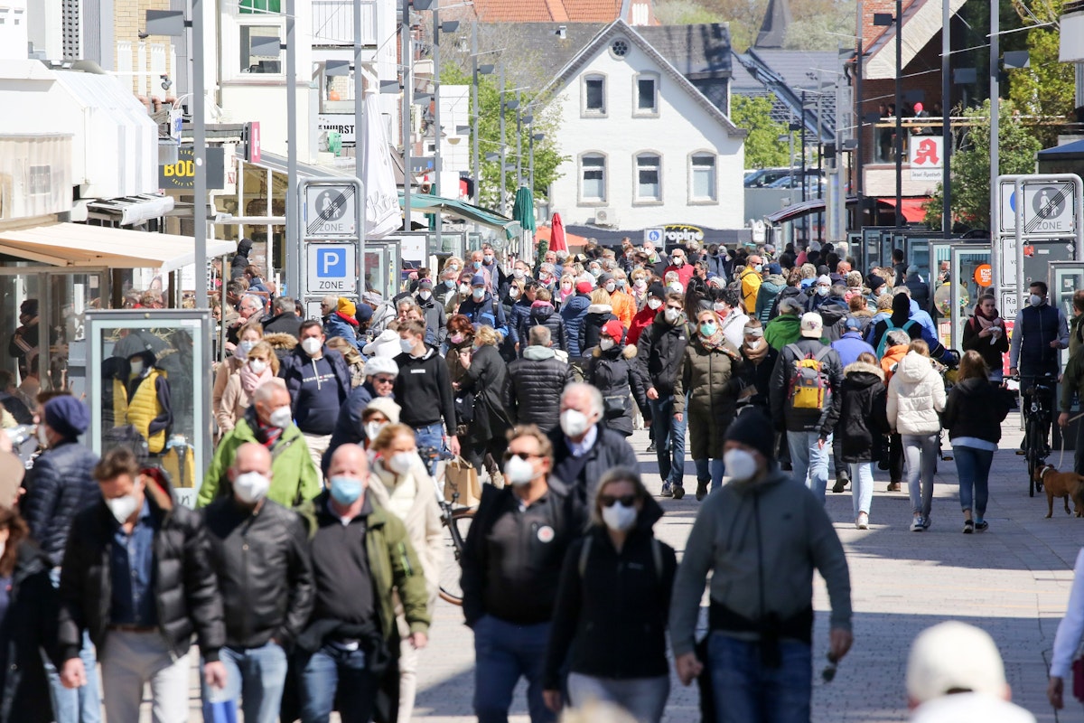 Nach einem Corona-Ausbruch auf Sylt droht mehr als 1.000 Reisenden Quarantäne.