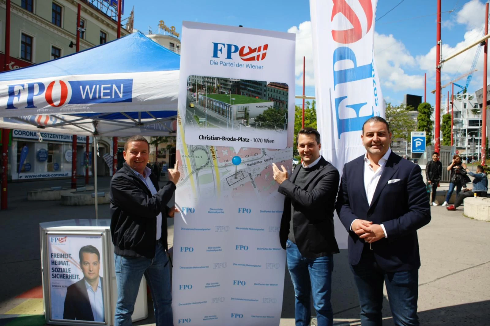 Durch eine moderne Markthalle könnte die derzeitige "Betonwüste" attraktiviert werden, sind sich (v.l.n.r.) FP-Planungssprecher Toni Mahdalik, FPÖ Wien-Chef Dominik Nepp und&nbsp; der&nbsp;Bezirksparteiobmann der FPÖ Mariahilf Leo Kohlbauer sicher.