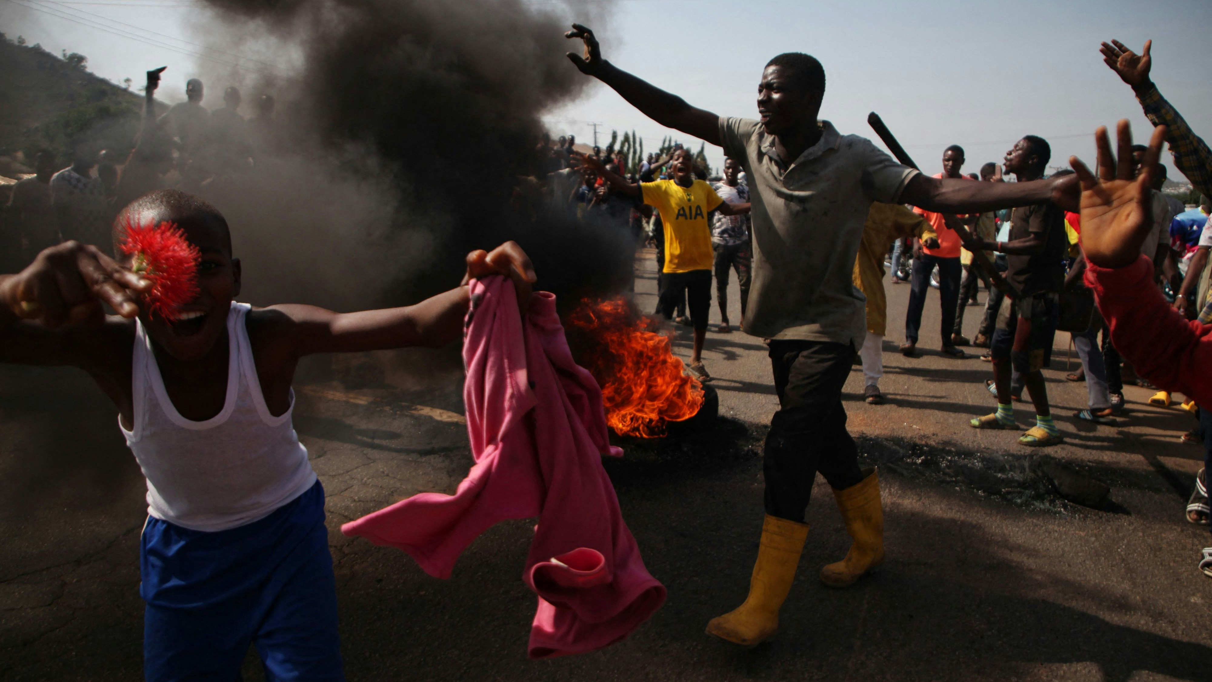 Entführungen sind keine Seltenheit in Nigeria. Erst vor kurzem wurden 14 Studierende nach sechs Wochen wieder freigelassen. Gegen den Anstieg an Entführungen sind Menschen wie hier in Gauruka auf die Straße gegangen.