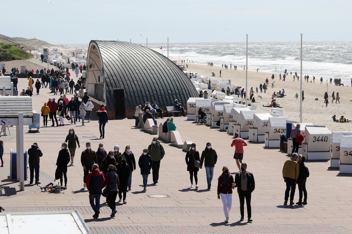 Nach einem Corona-Ausbruch auf Sylt droht mehr als 1.000 Reisenden Quarantäne.