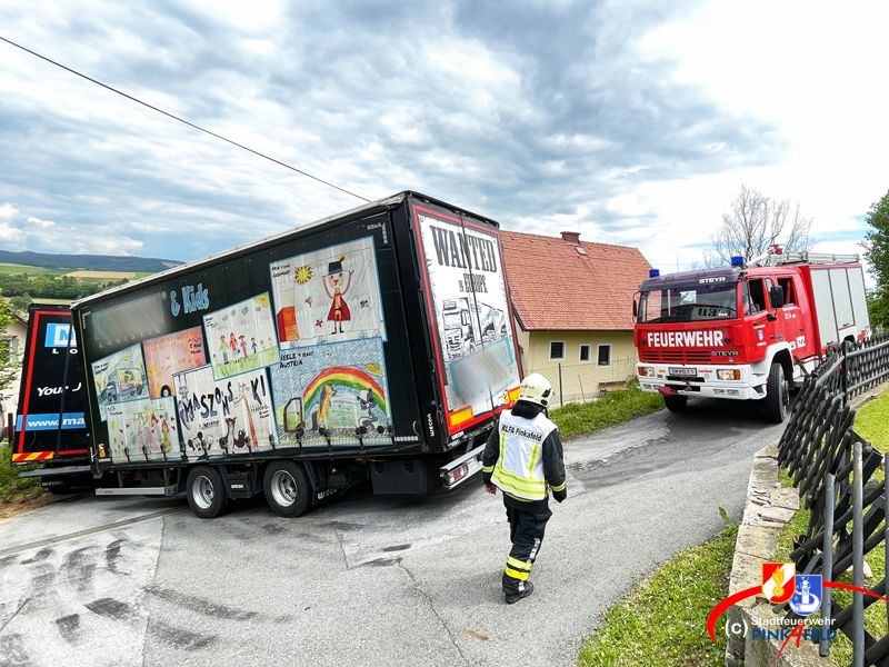 Vom Navi in die Irre geführt: Die Stadtfeuerwehr Pinkafeld musste einem Lkw-Lenker aus der Bredouille helfen (31. Mai 2021)