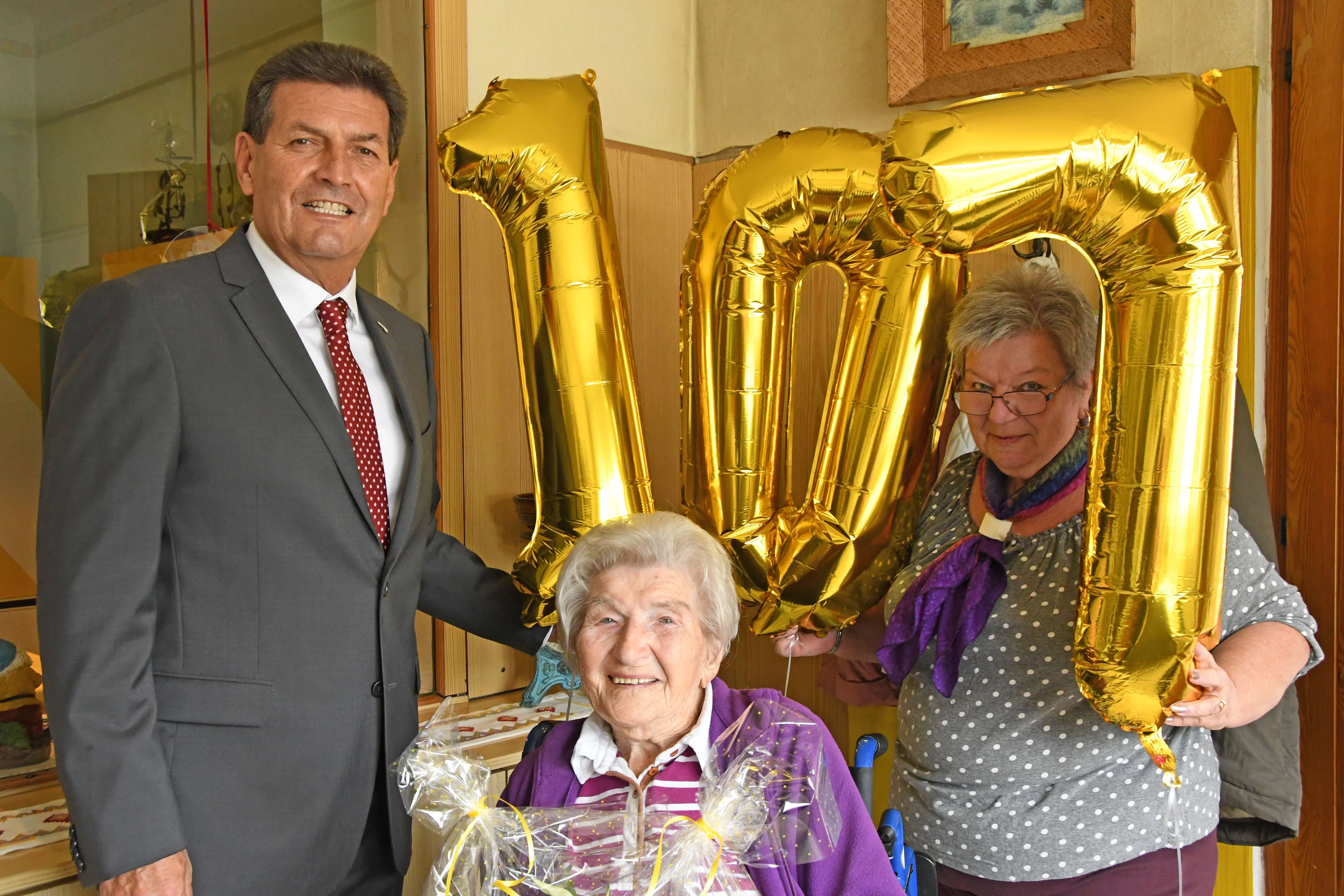 Bürgermeister Harald Leopold gratulierte Anna Annessi zum besonderen Geburtstag und Tochter Anni Haskovec zur beeindruckenden Mutter.
