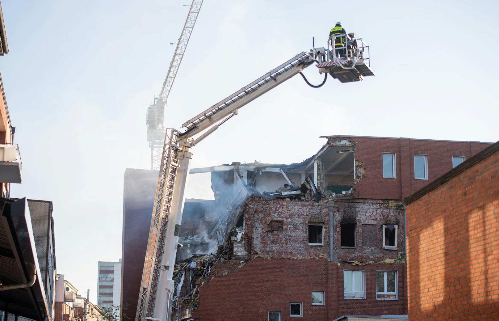 In einem&nbsp;Wohn-und Bürogebäude in Barmbek (Hamburg) ist es zu einer Explosion gekommen.