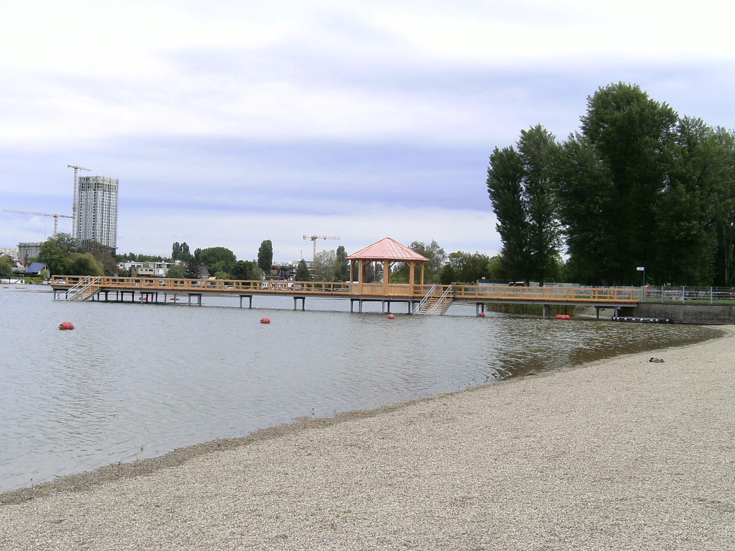 Auf 60m Länge bietet der neuerrichtete Badesteg viel Platz zum Erholen und Sonnebaden.