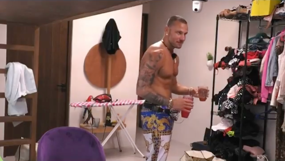 Eric Sindermann ist in die Villa eingezogen.