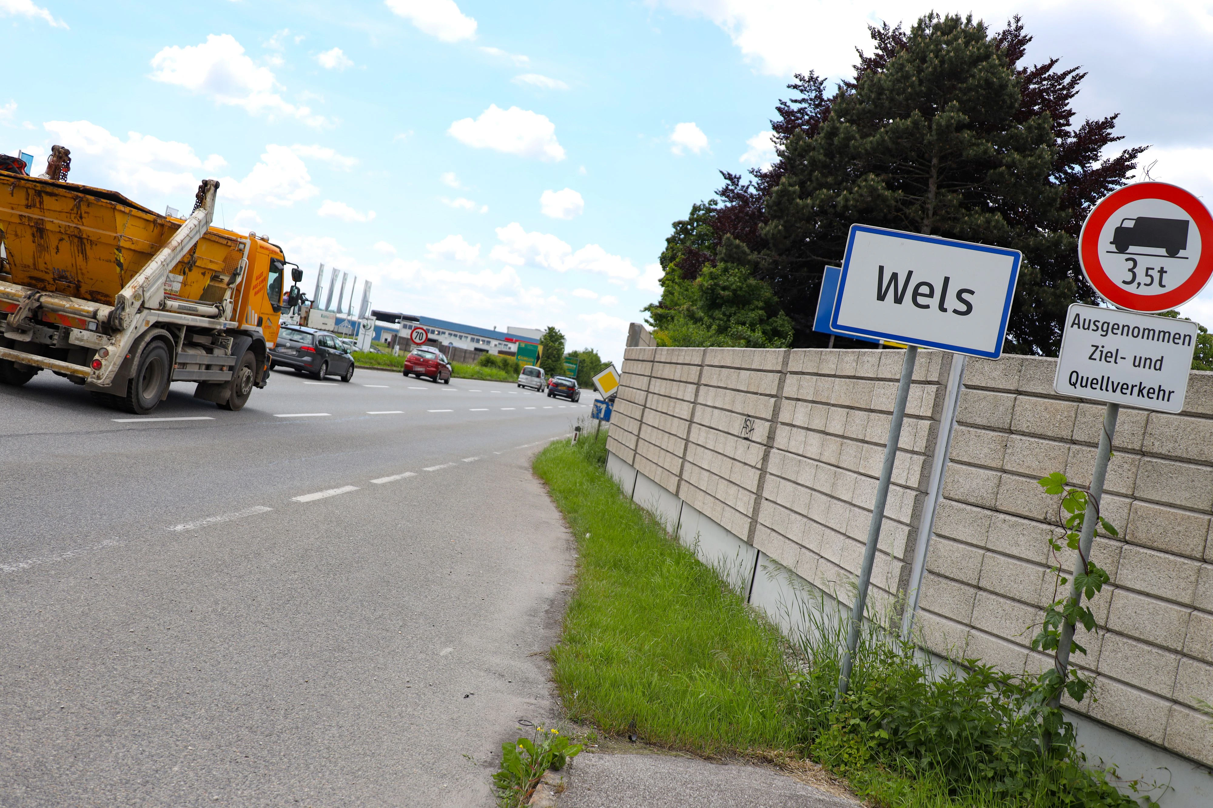In Wels stoppte die Polizei auf der B1 einen Raser. Der Mann hatte seine einjährige Tochter mit dabei.