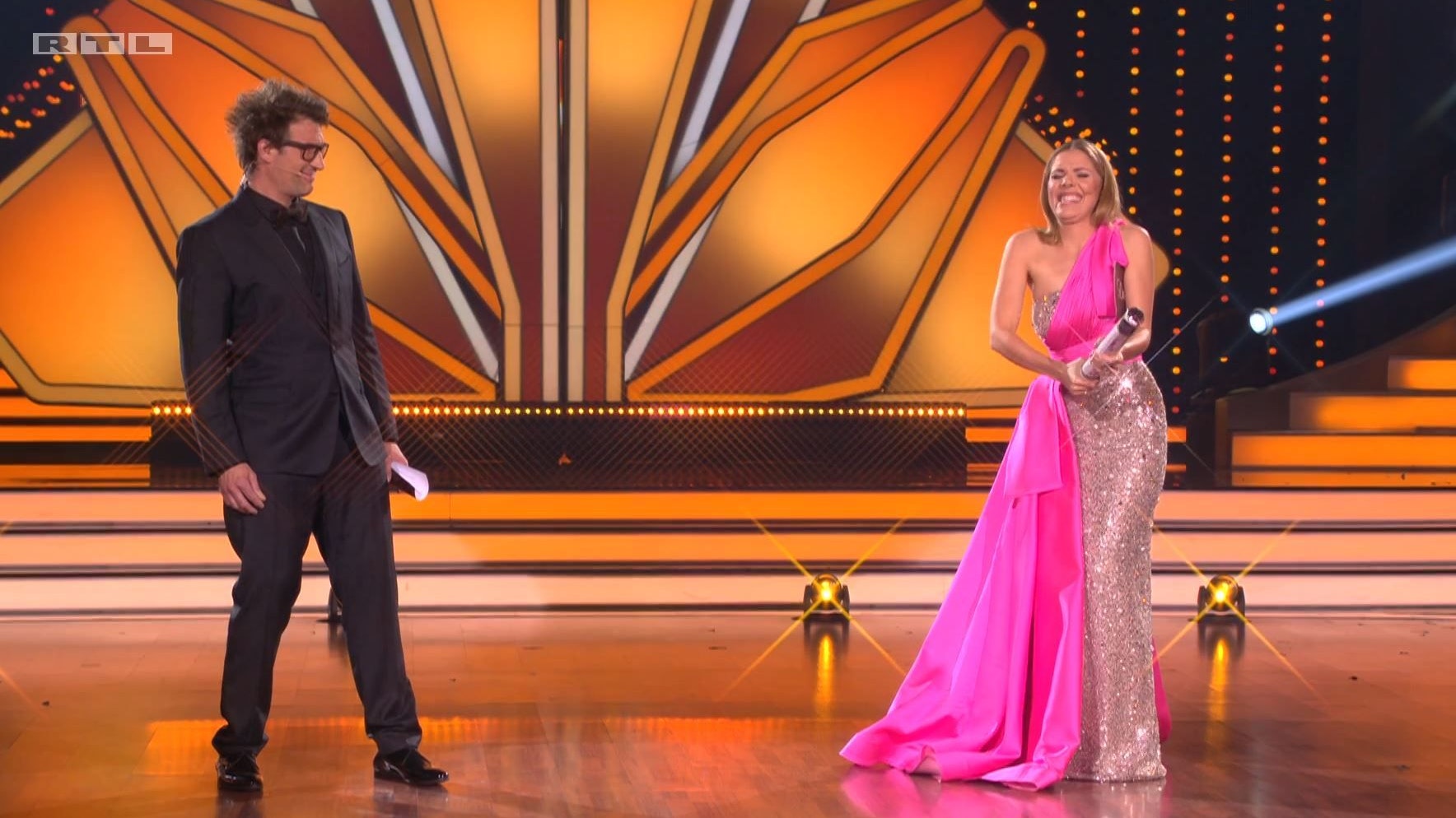 Victoria Swarovski scheitert an einer Konfetti-Kanone