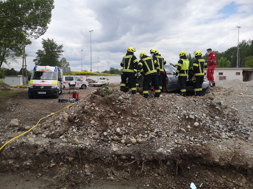 Die Feuerwehr musste den Audi-Fahrer aus dem Wagen befreien.