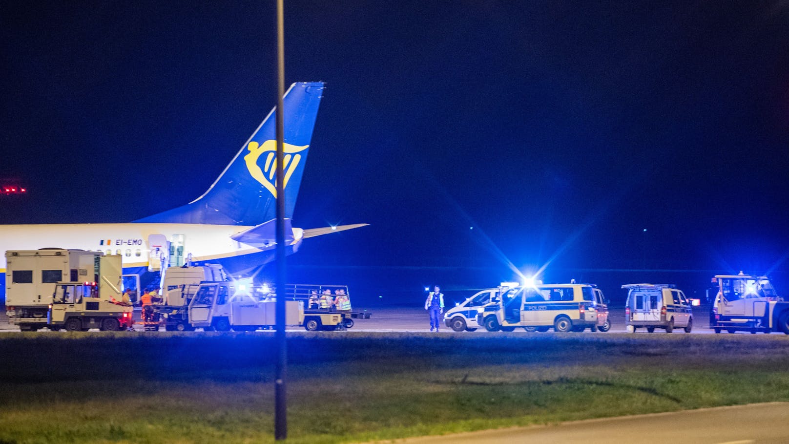 Der Ryanair-Flug von Irland nach Polen wurde außerplanmäßig unterbrochen. Die Maschine musste in Berlin notlanden.