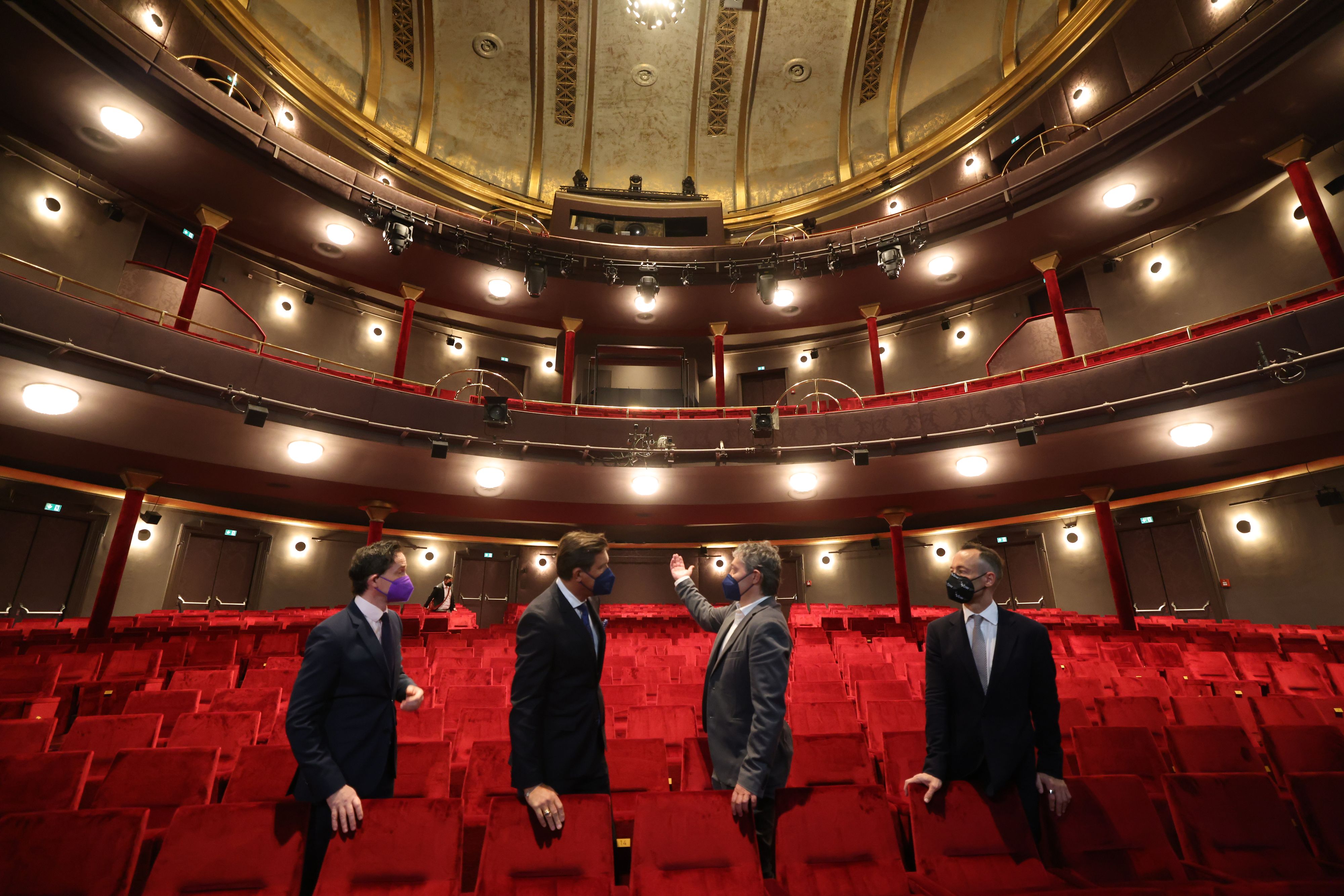 Finanz- und Wirtschaftsstadtrat Peter Hanke, Wien Holding-Geschäftsführer Kurt Gollowitzer, Franz Patay (Geschäftsführer Vereinigte Bühnen Wien), Christian Struppeck (VBW-Musical Intendant) und Mariahilfs Bezirkschef  Markus Rumelhart besichtigten am Montag das sanierte Raimund Theater.