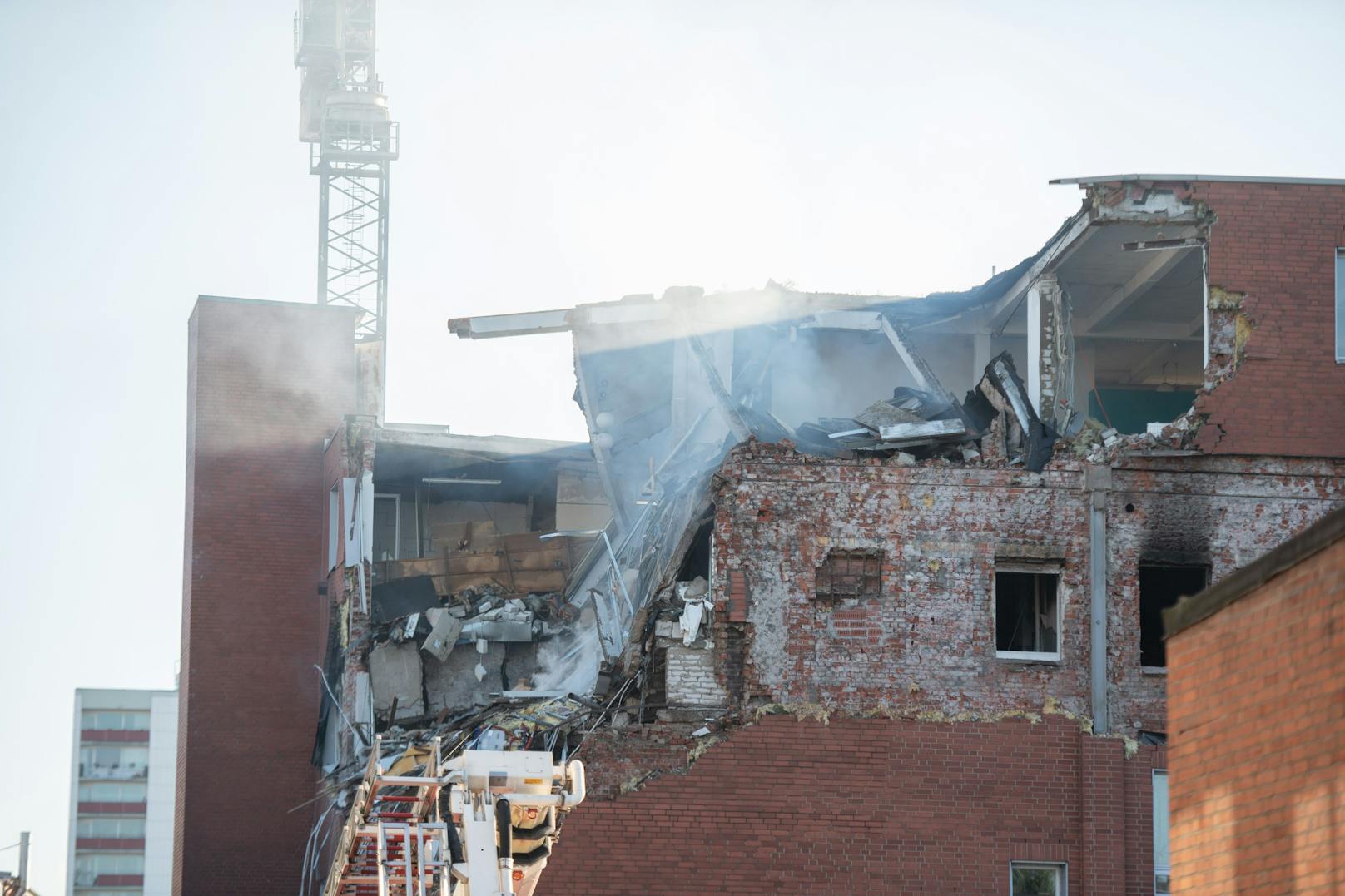In einem Wohn-und Bürogebäude in Barmbek (Hamburg) ist es zu einer Explosion gekommen.