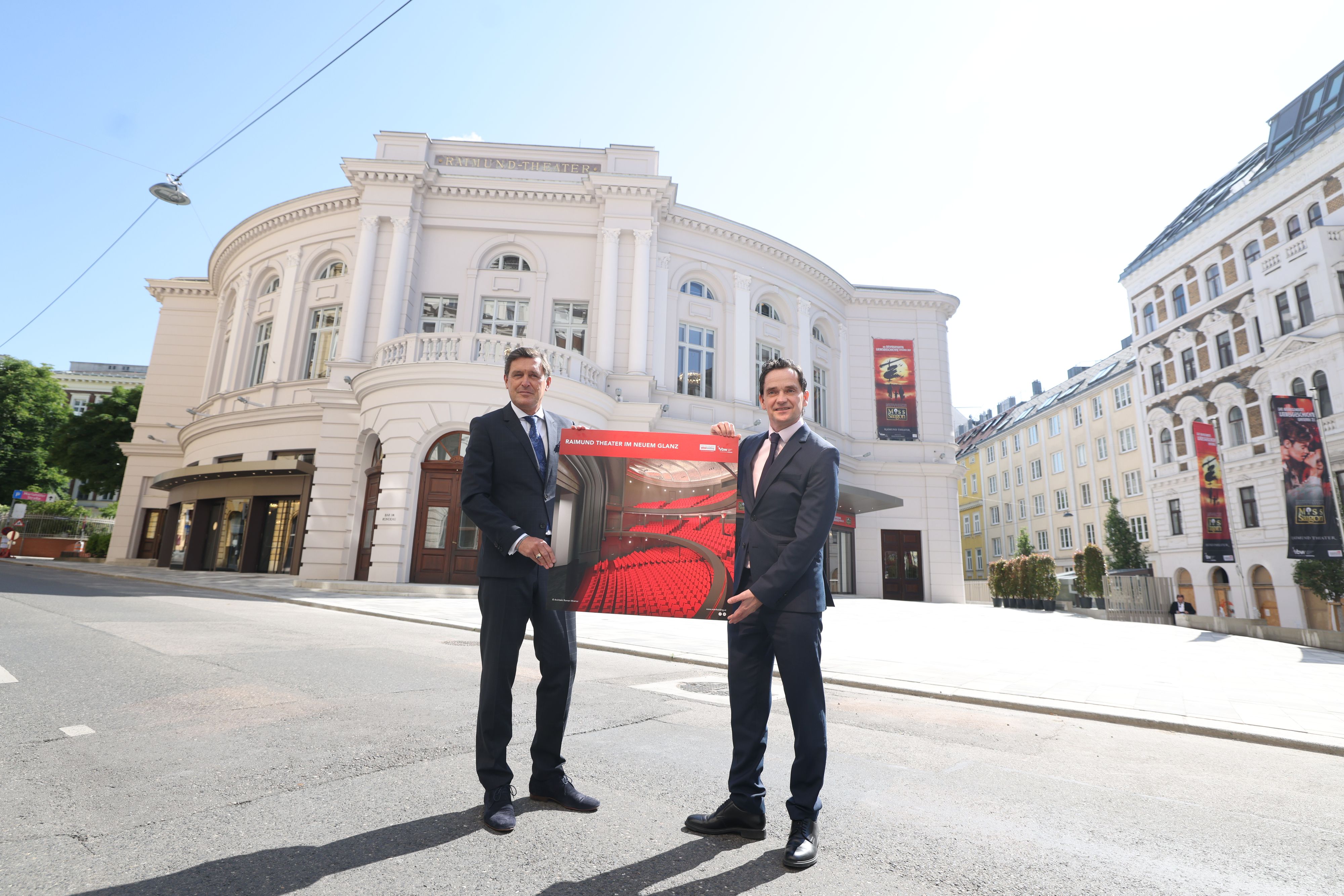 Finanz- und Wirtschaftsstadtrat Peter Hanke, Wien Holding-Geschäftsführer Kurt Gollowitzer, Franz Patay (Geschäftsführer Vereinigte Bühnen Wien), Christian Struppeck (VBW-Musical Intendant) und Mariahilfs Bezirkschef  Markus Rumelhart besichtigten am Montag das sanierte Raimund Theater.