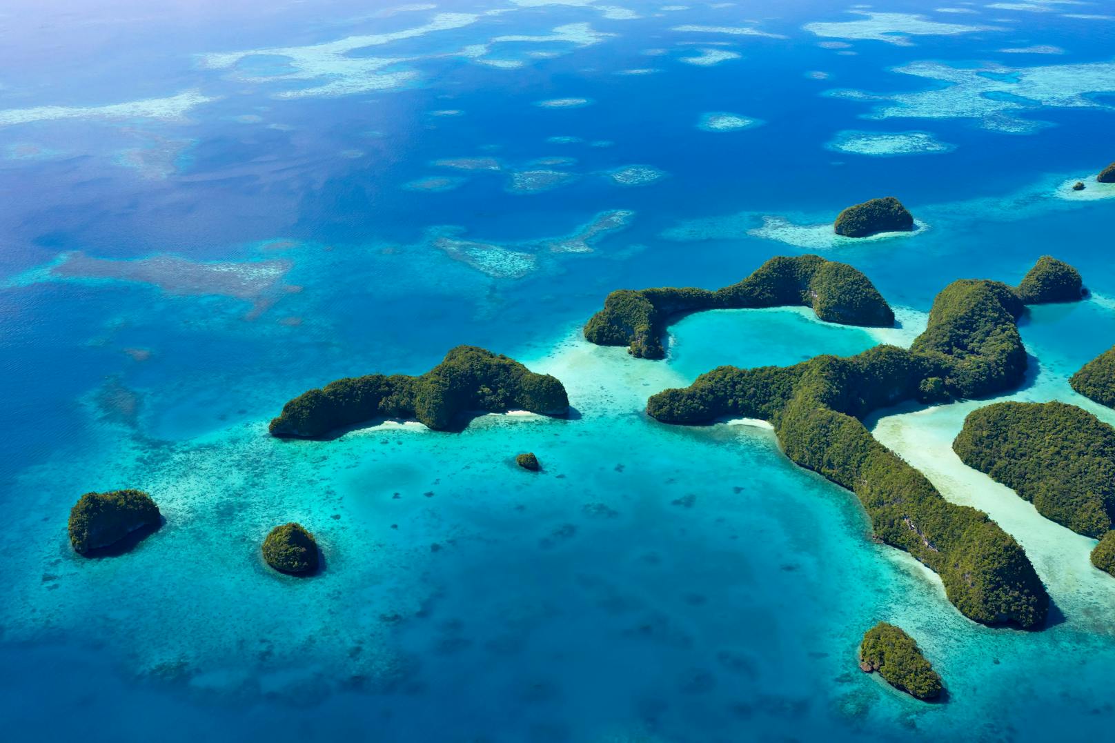 Luftaufnahme einer Insel im Pazifikstaat Palau. 