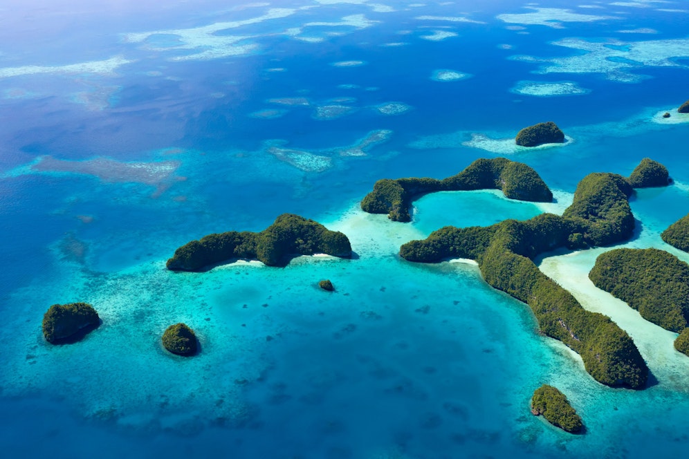 Luftaufnahme einer Insel im Pazifikstaat Palau. 