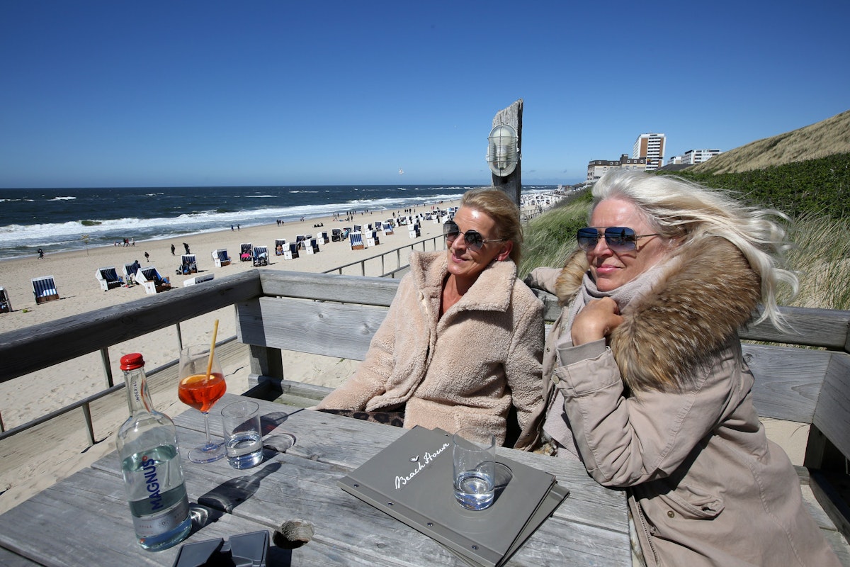 Nach einem Corona-Ausbruch auf Sylt droht mehr als 1.000 Reisenden Quarantäne.