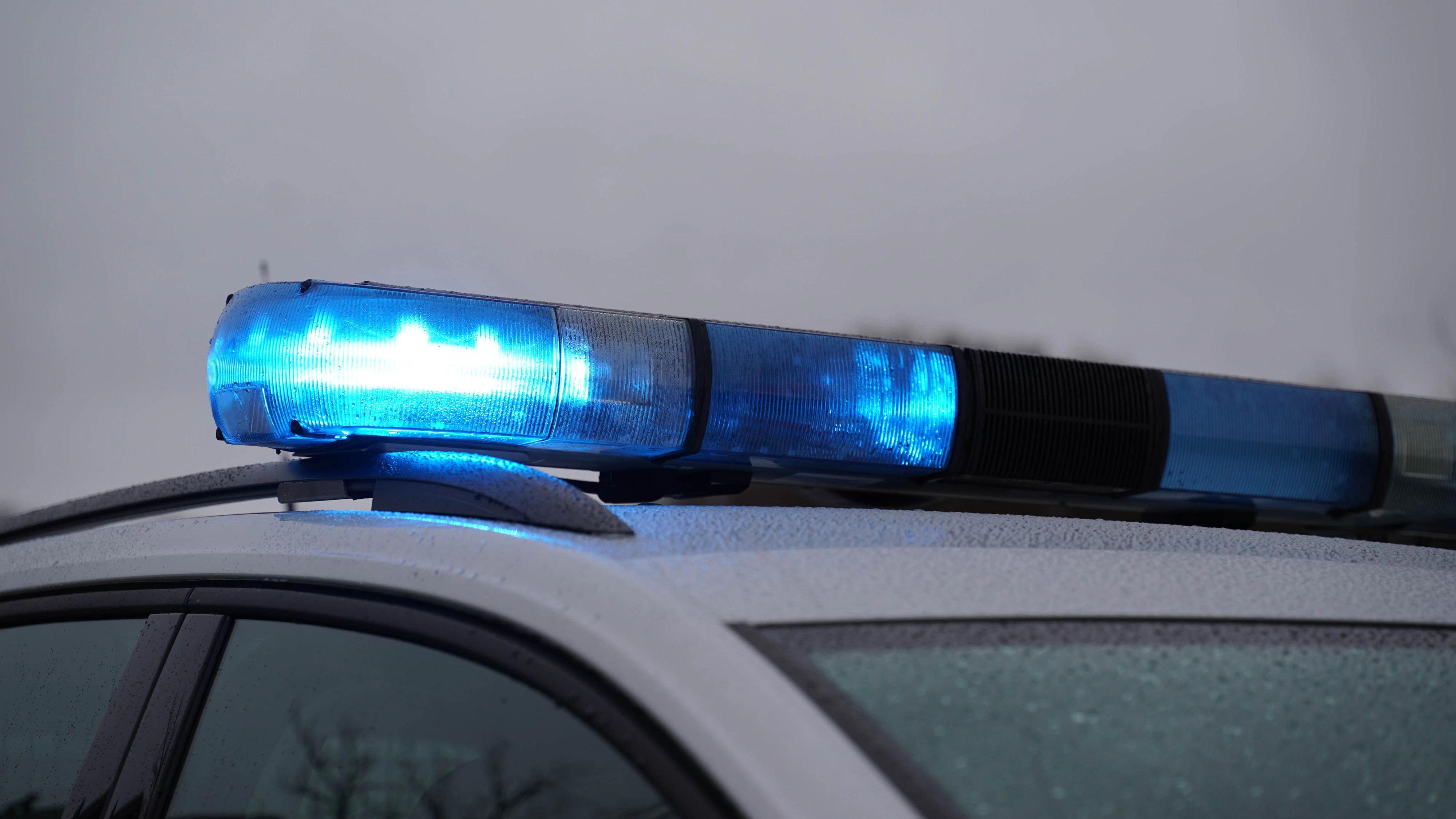Ein Polizeiauto mit Blaulicht. Symbolbild
