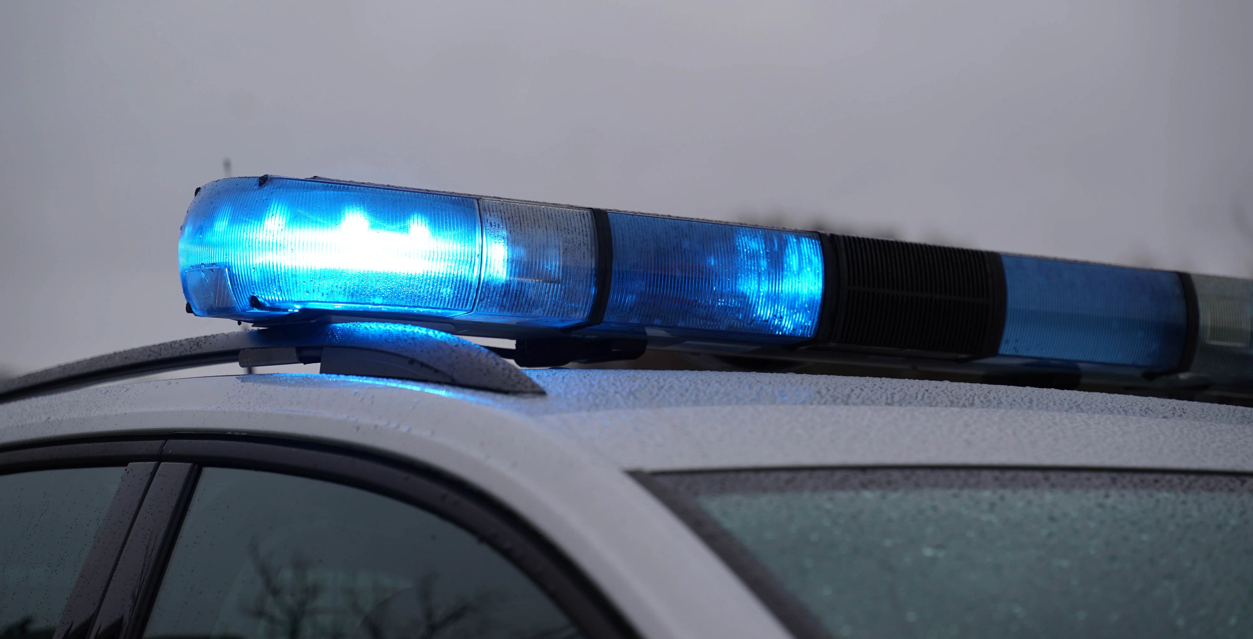 Ein Polizeiauto mit Blaulicht. Symbolbild