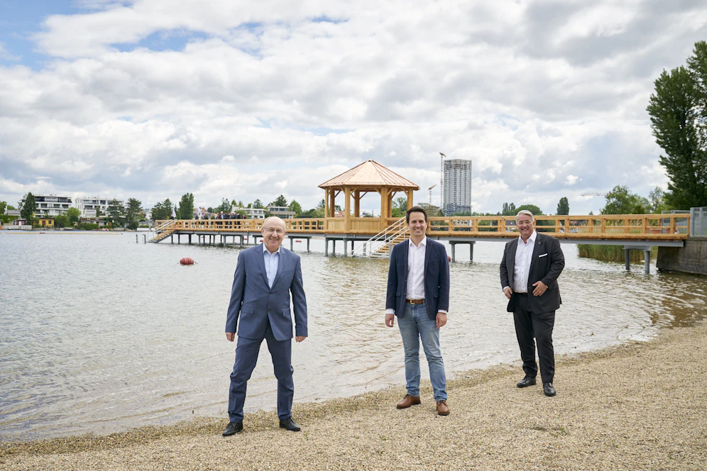 Die Wiener Bäder bieten heuer einiges Neues, darunter dieser 60 m lange Holzbadesteg im Strandbad Alte Donau. Eröffnet wurde er nun durch Bäderstadtrat Christoph Wiederkehr (Neos, M.) dem Chef der Wiener Bäder Hubert Teubenbacher (l.) und dem Donaustädter Bezirkschef Ernst Nevrivy (SPÖ, r.).&nbsp;