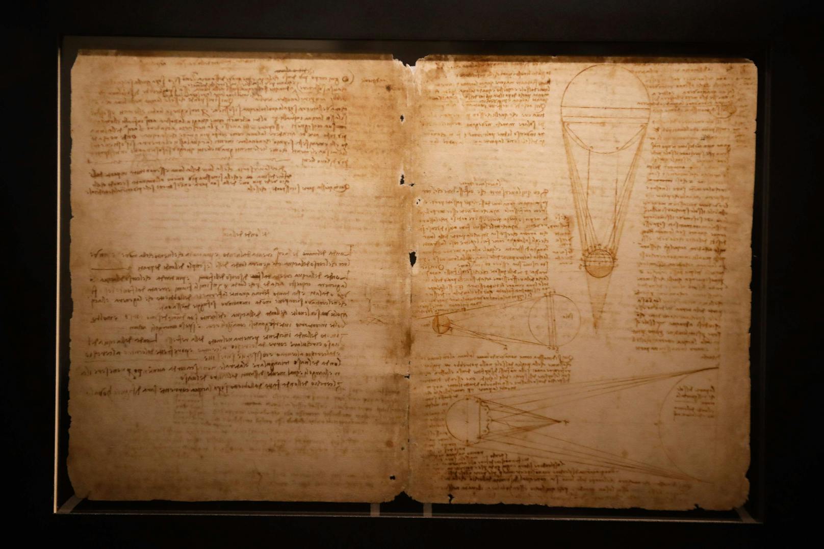 Der <strong>Codex Leicester</strong> ist eine gebundene Sammlung von Blättern mit wissenschaftlichen Schriften, Notizen, Skizzen und Zeichnungen Leonardo da Vincis