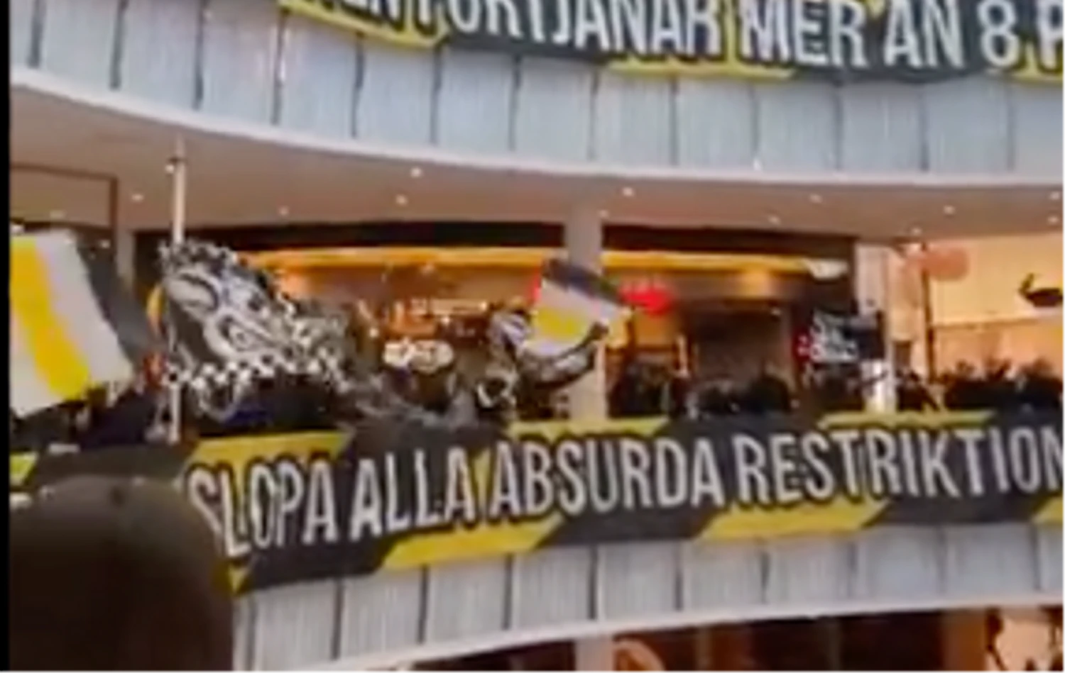 Fans haben ein Einkaufszentrum zur Fankurve umfunktioniert.