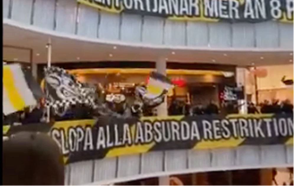 Fans haben ein Einkaufszentrum zur Fankurve umfunktioniert.