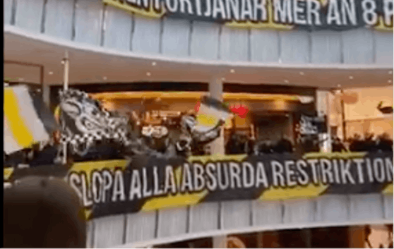 Fans haben ein Einkaufszentrum zur Fankurve umfunktioniert.