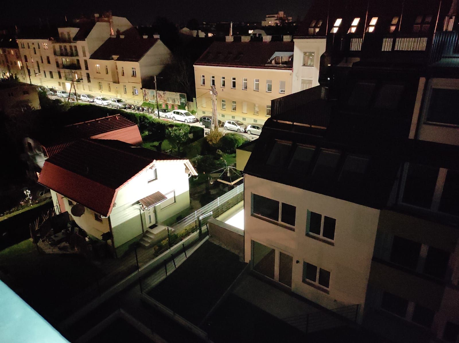 Die Garagenbeleuchtung des Mehrparteienhauses lässt auch das Einfamilienhaus hell erstrahlen.