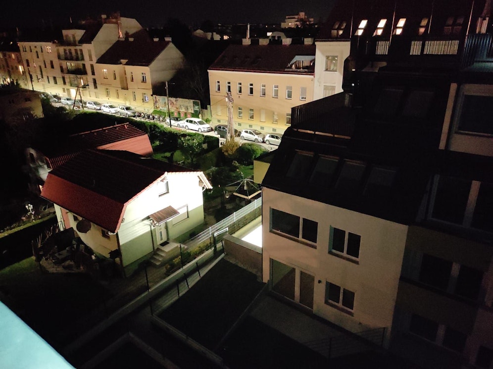 Die Garagenbeleuchtung des Mehrparteienhauses lässt auch das Einfamilienhaus (li.) hell erstrahlen.