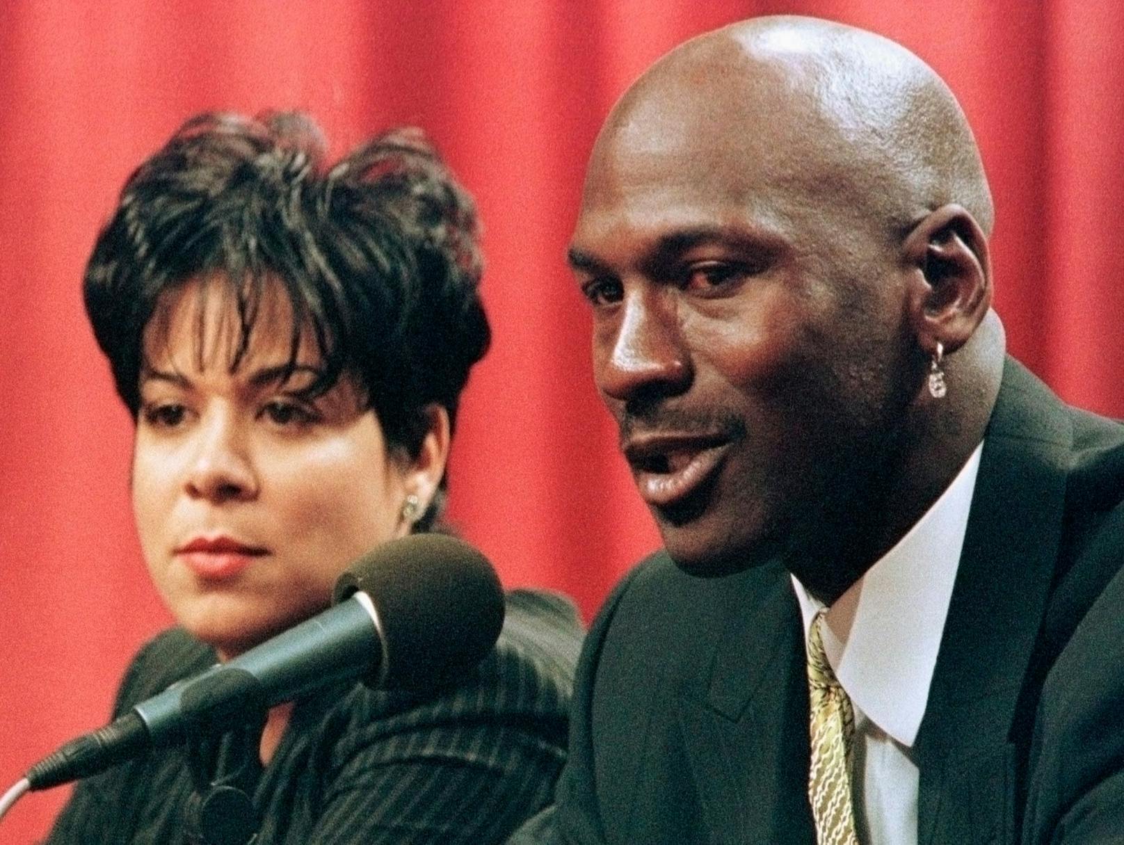 Basketball-Superstar <strong>Michael Jordan</strong>&nbsp;trennte sich gleich zwei Mal von seiner Frau Juanita Vanoy. 2002 reichten sie das erste Mal die Scheidung ein, versöhnten sich jedoch. 2006 dann der Bruch - und 168 Millionen für Juanita.&nbsp;