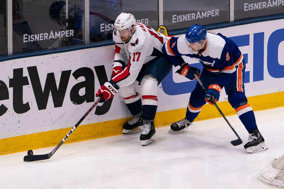 Michael Raffl (l.) im Einsatz für Washington