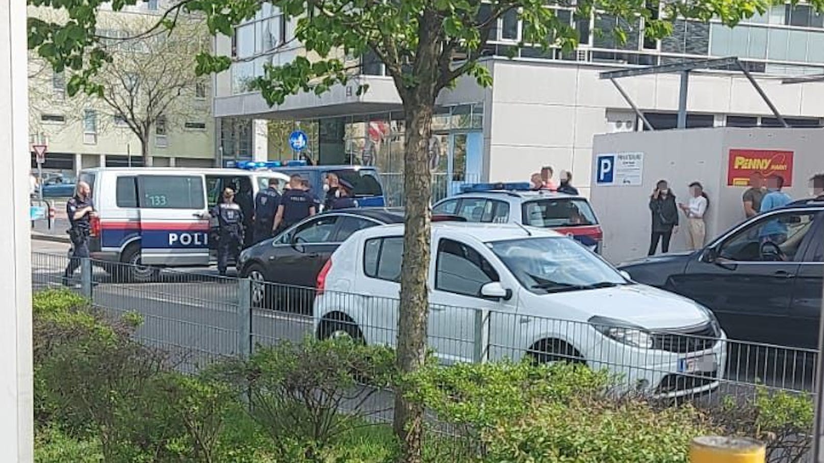 Großer Polizeieinsatz in der Svetelskygasse (Wien-Simmering)