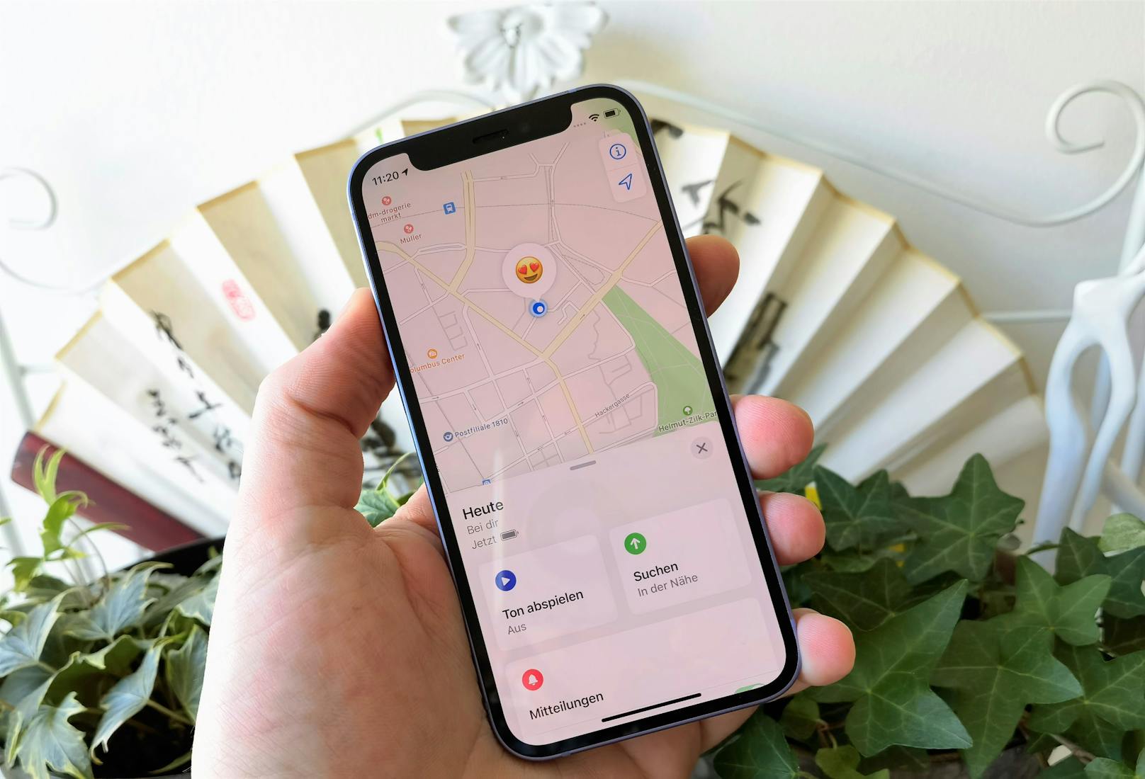 Der AirTag kann auf Wunsch am iPhone mit einem vorgegeben ("Schlüssel", "Jacke" und Co.) oder personalisiertem Namen und einem Emoji versehen werden. Über die "Wo ist?"-App wird dann der genaue Standort des AirTags auf einer Karte angezeigt.