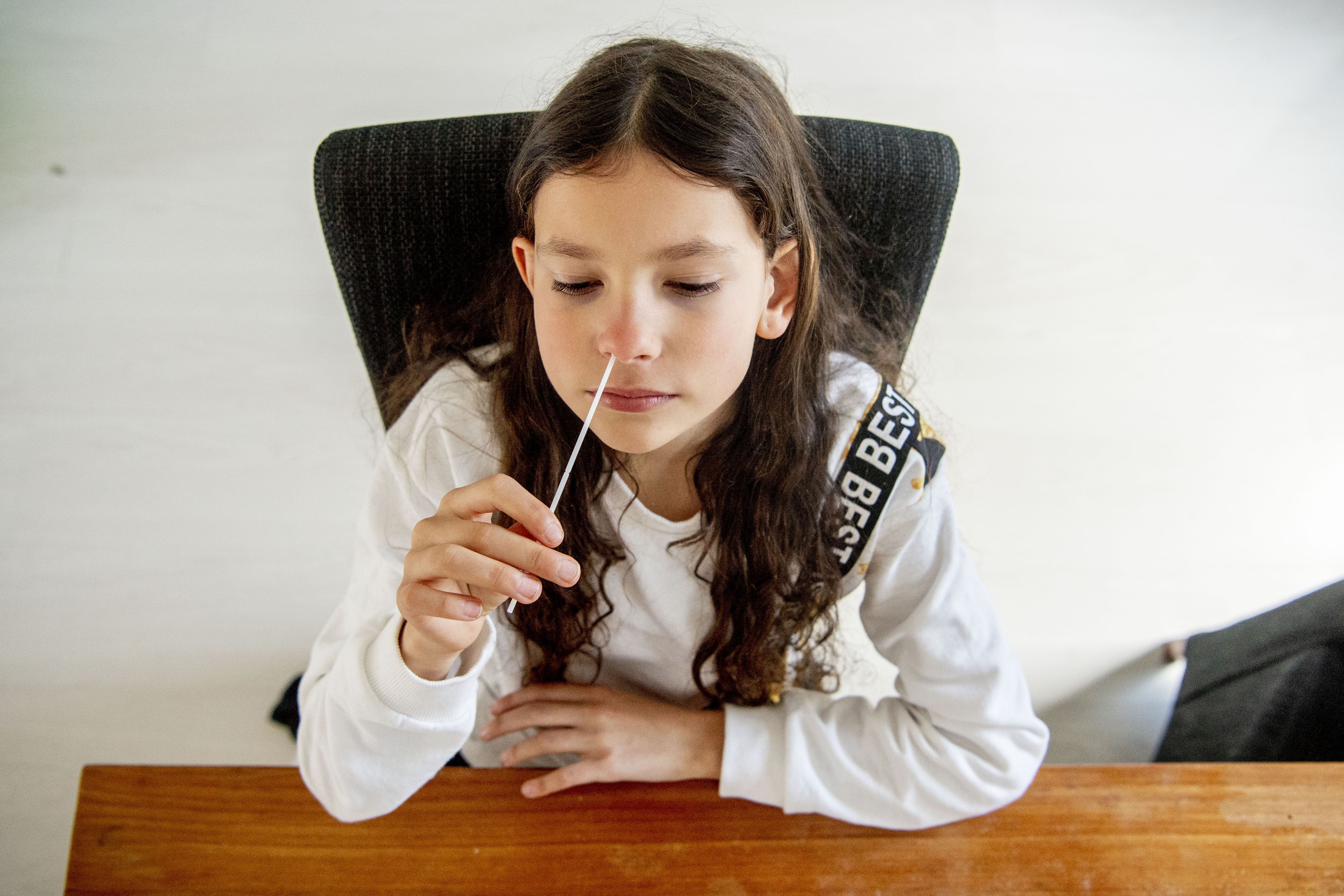 Download von www.picturedesk.com am 04.05.2021 (09:51).  ACT action_31713026 -- ROTTERDAM - A 10-year-old girl does a self-test at home with a nasal swab in her nose. From this week, people can purchase tests from pharmacists with which they can check for themselves whether they are infected with the corona virus. By testing at home, the infections can decrease in the Netherlands and more things can open up again. AROBIN UTRECHT netherlands - 20210412_PD5504 - Rechteinfo: Rights Managed (RM)