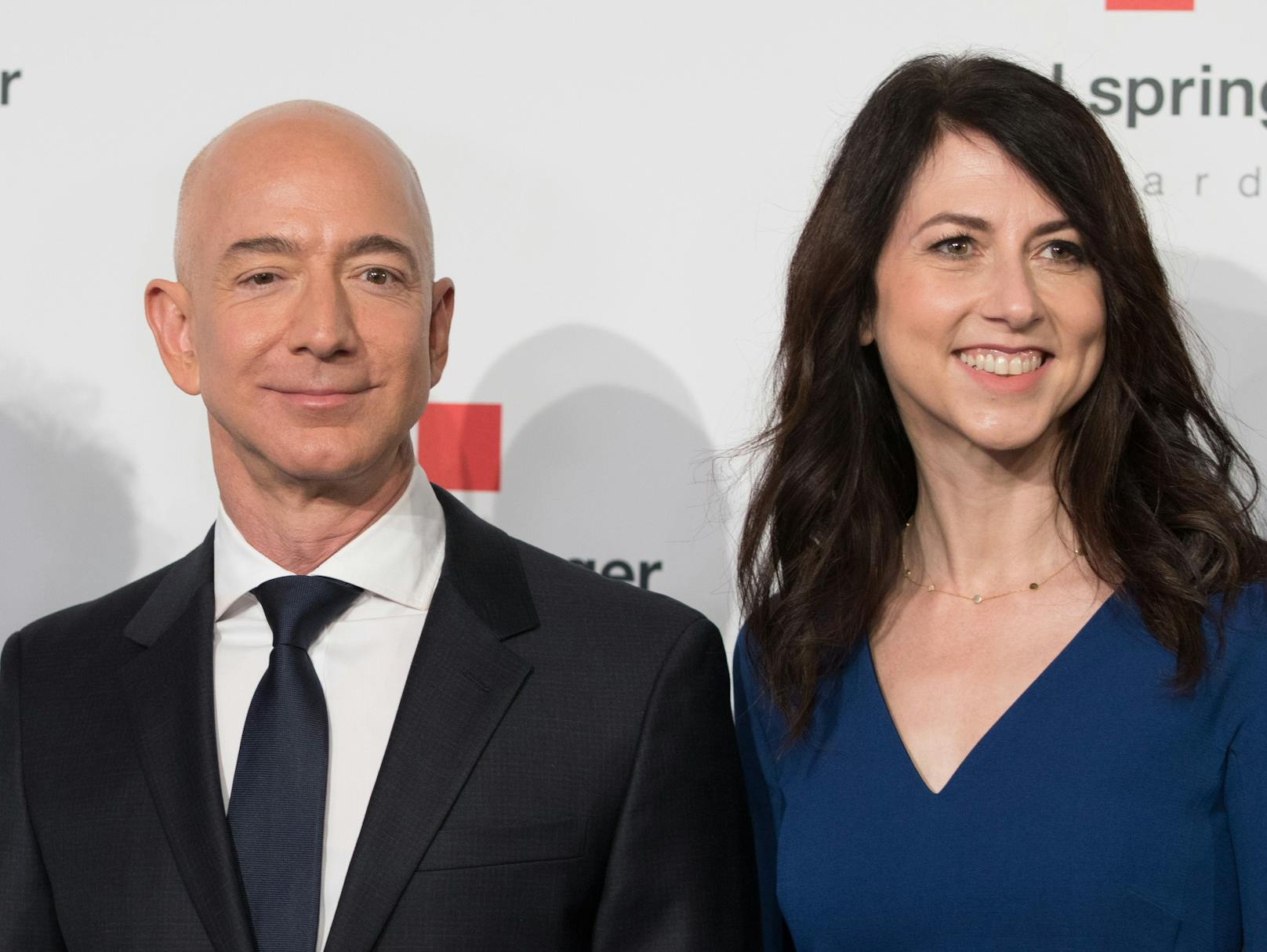 Die Scheidung von Amazon-Gründer <strong>Jeff Bezos</strong> und MacKenzie Scott war bislang die teuerste aller Zeiten.&nbsp;Scott erhielt ein 38,3 Milliarden US-Dollar schweres Amazon-Aktienpaket und&nbsp;besitzt damit jetzt vier Prozent am E-Commerce-Riesen. Damit ist sie gleichzeitig auch drittreichste Frau der Welt!