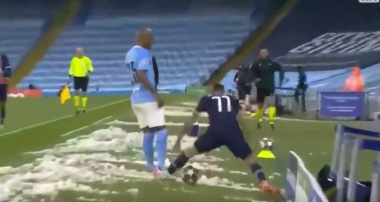 Di Maria tritt Fernandinho, sah für das Frustfoul Rot.