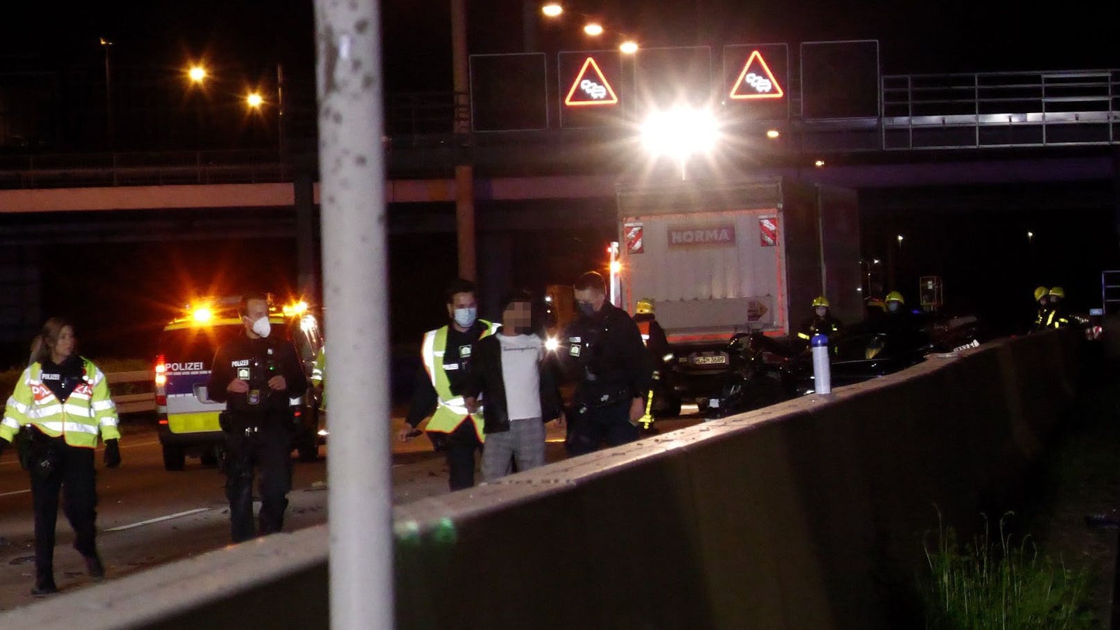 Zwei Menschen wurden bei dem Unfall bei Frankfurt getötet. Auch Gaffer waren vor Ort – die Polizei erteilte einem von ihnen eine Lektion fürs Leben.