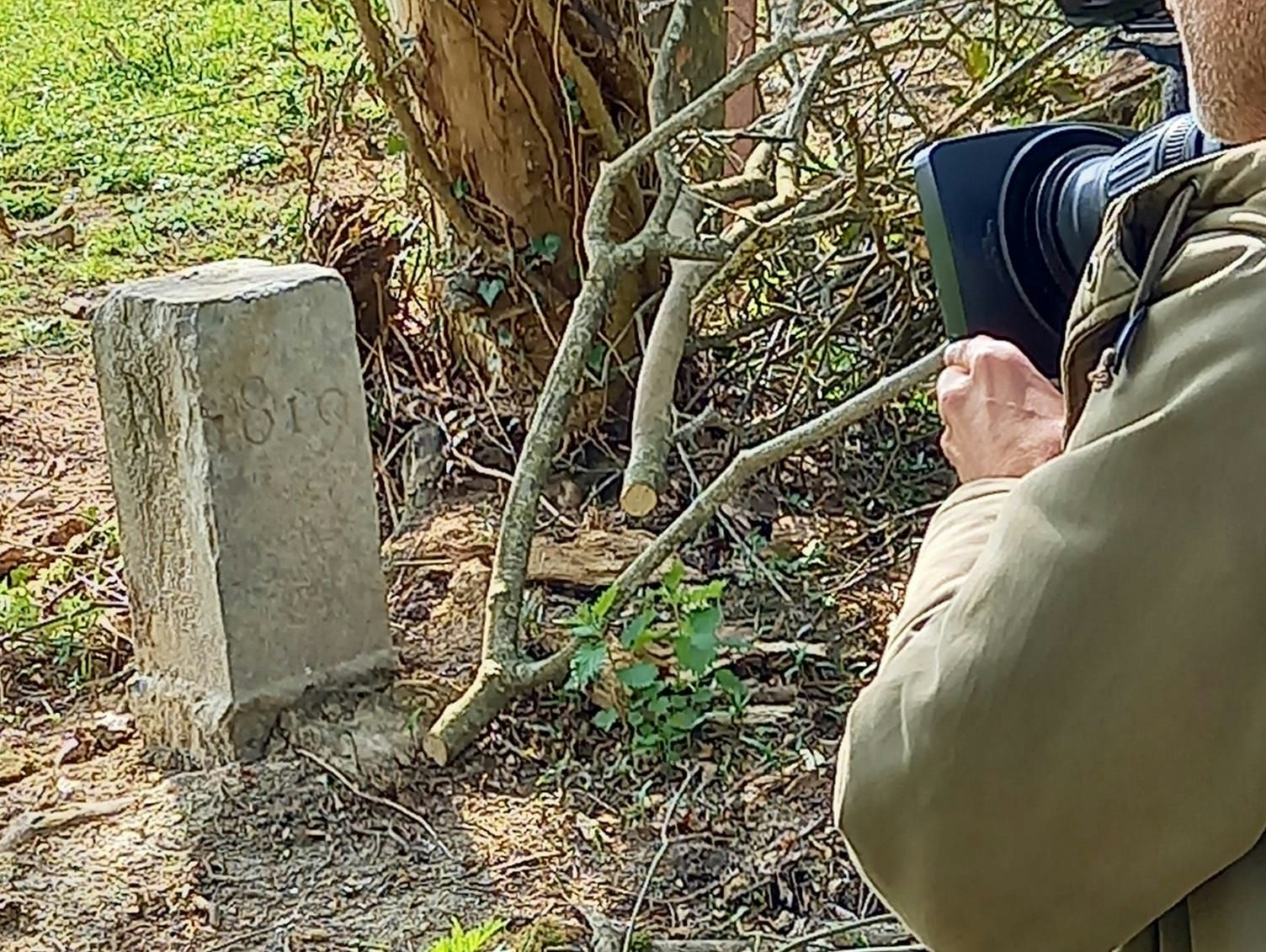 Der Stein des Anstoßes – 1819 gesetzt, 2021 aus Versehen versetzt