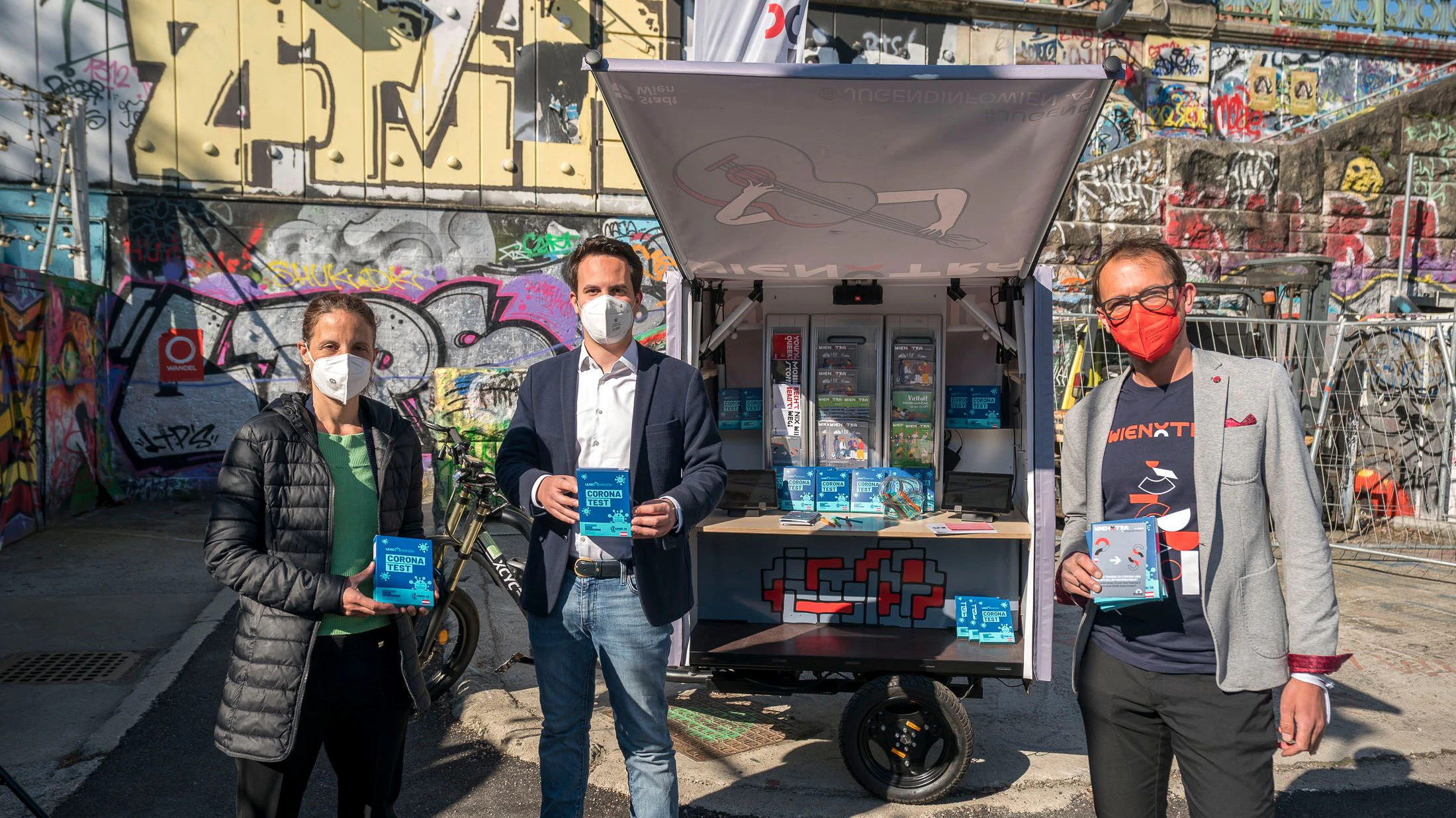 Christoph Wiederkehr (NEOS) präsentiert das mobile Info-Rad