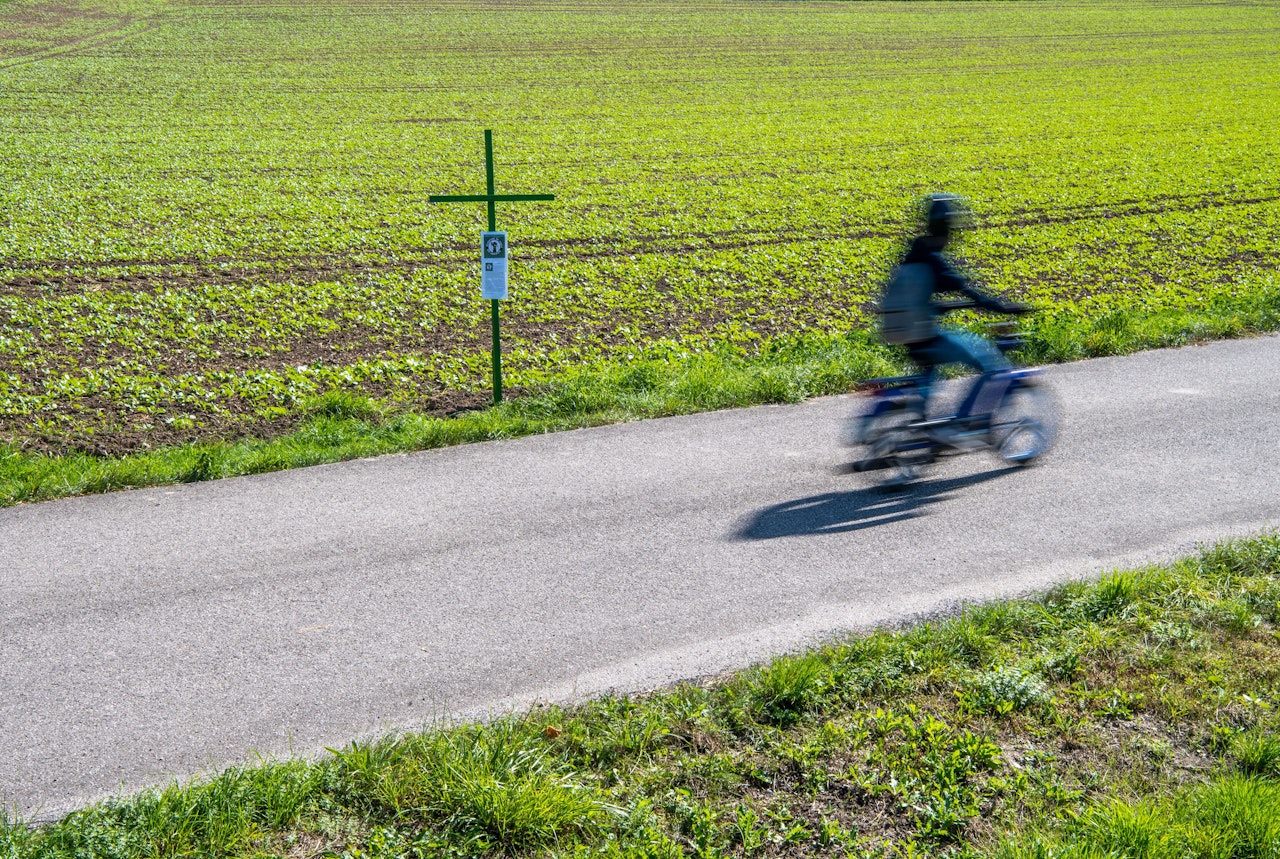 Heute.at - Wie im Film – Bursch rast mit getuntem Mofa 100 km/h