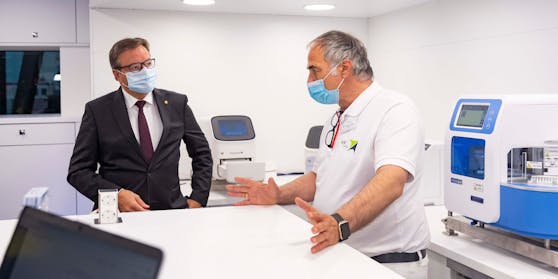 Tirols Landeshauptmann Günther Platter im Gespräch mit Ralf H. von HG Pharma