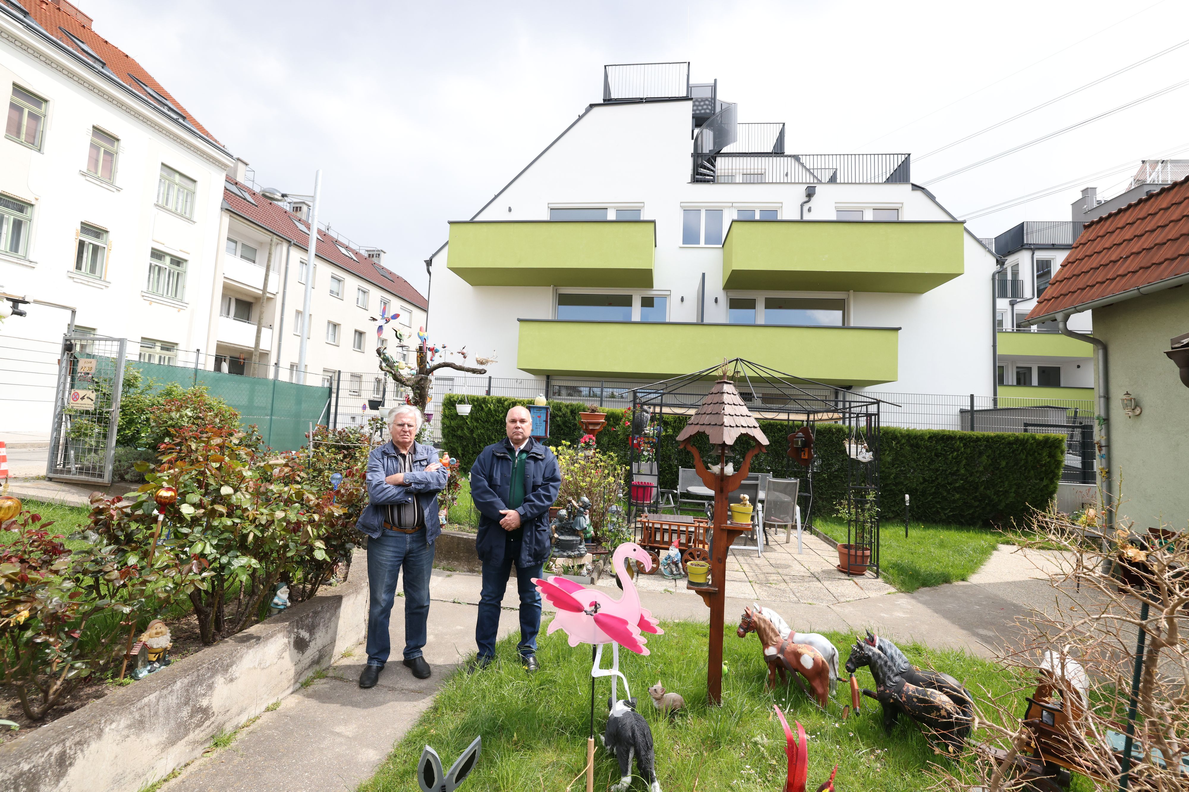 Kleingarten-Besitzer Erwin B. (li.) mit seinem Nachbar Johannes K.