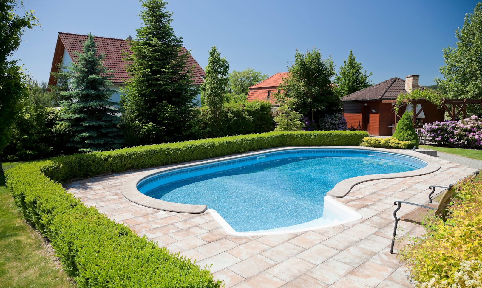 Swimmingpool im Garten (Symbolbild)