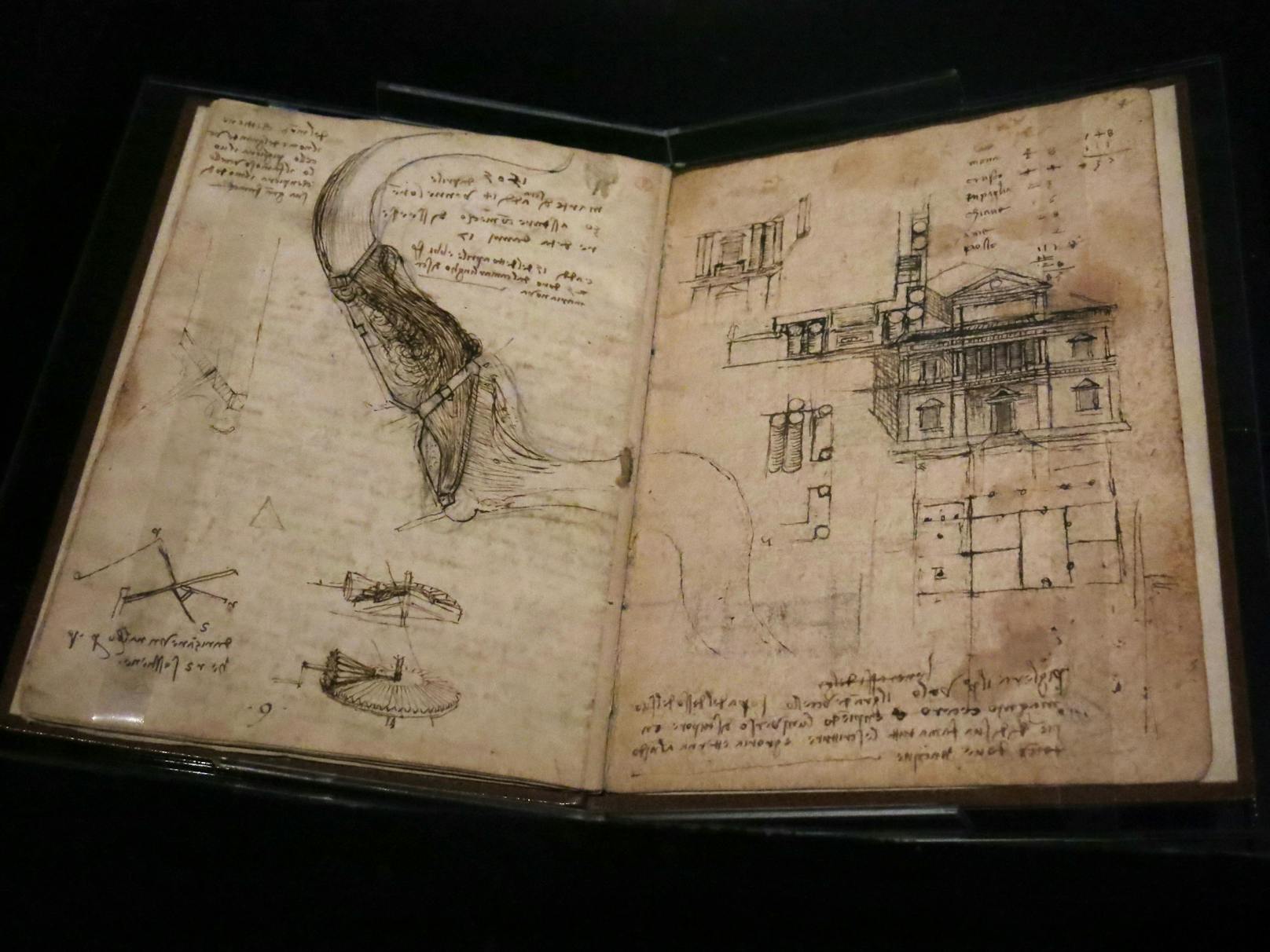 In seiner 195 Quadratmetern großen Bibliothek verwahrt Gates wertvolle Stücke, darunter den 500 Jahre alten "Codex Leicester" von Leonardo da Vinci. Auf den 72 Seiten finden sich handgeschriebene Theorien. Im Jahr 1994 kaufte es Bill für 29 Millionen Euro.