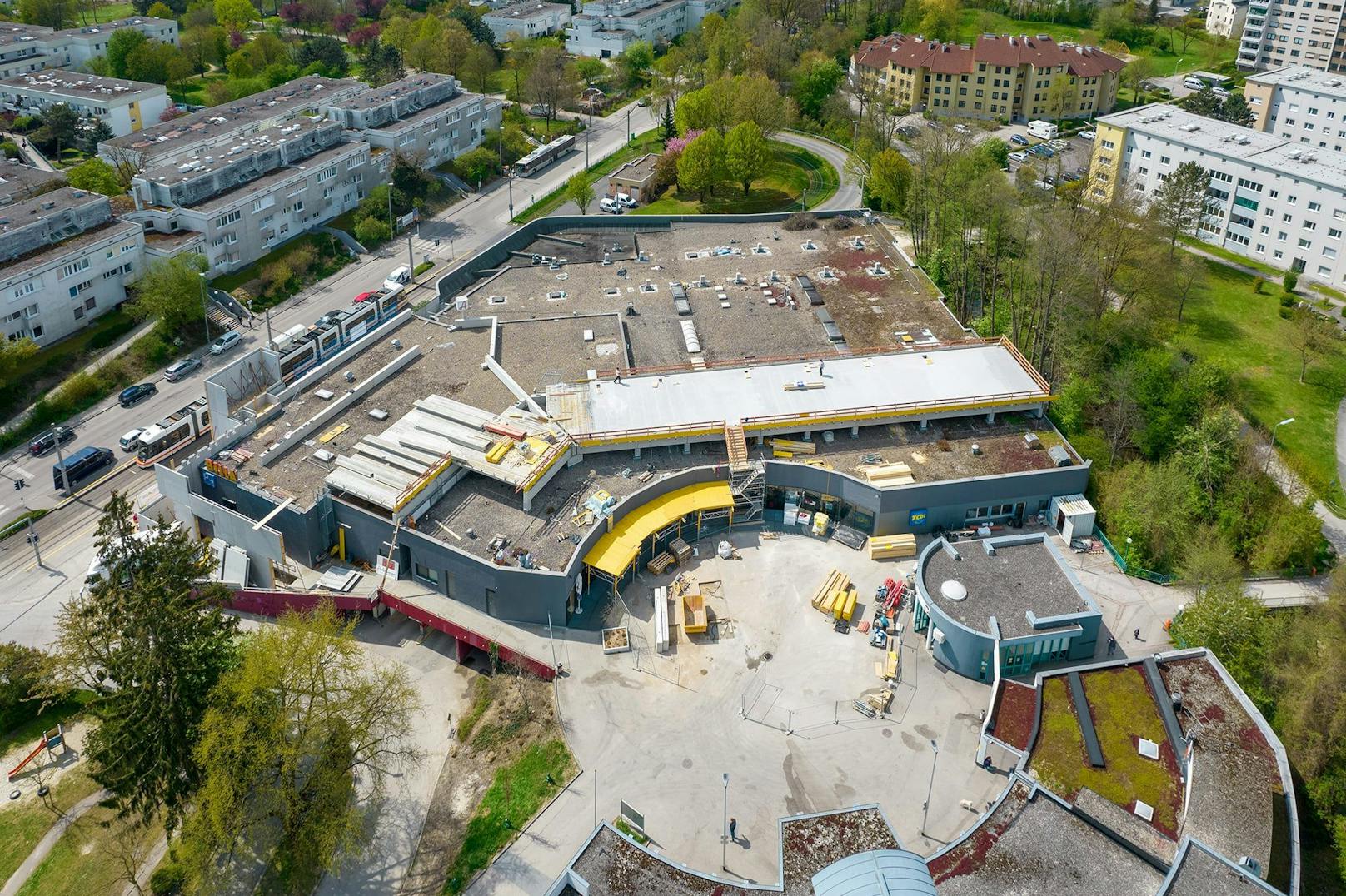 In Linz-Auwiesen werden direkt auf ein Einkaufszentrum neue Wohnungen gebaut.