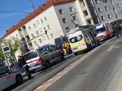 Die Frau wurde von der Straßenbahn angefahren. 