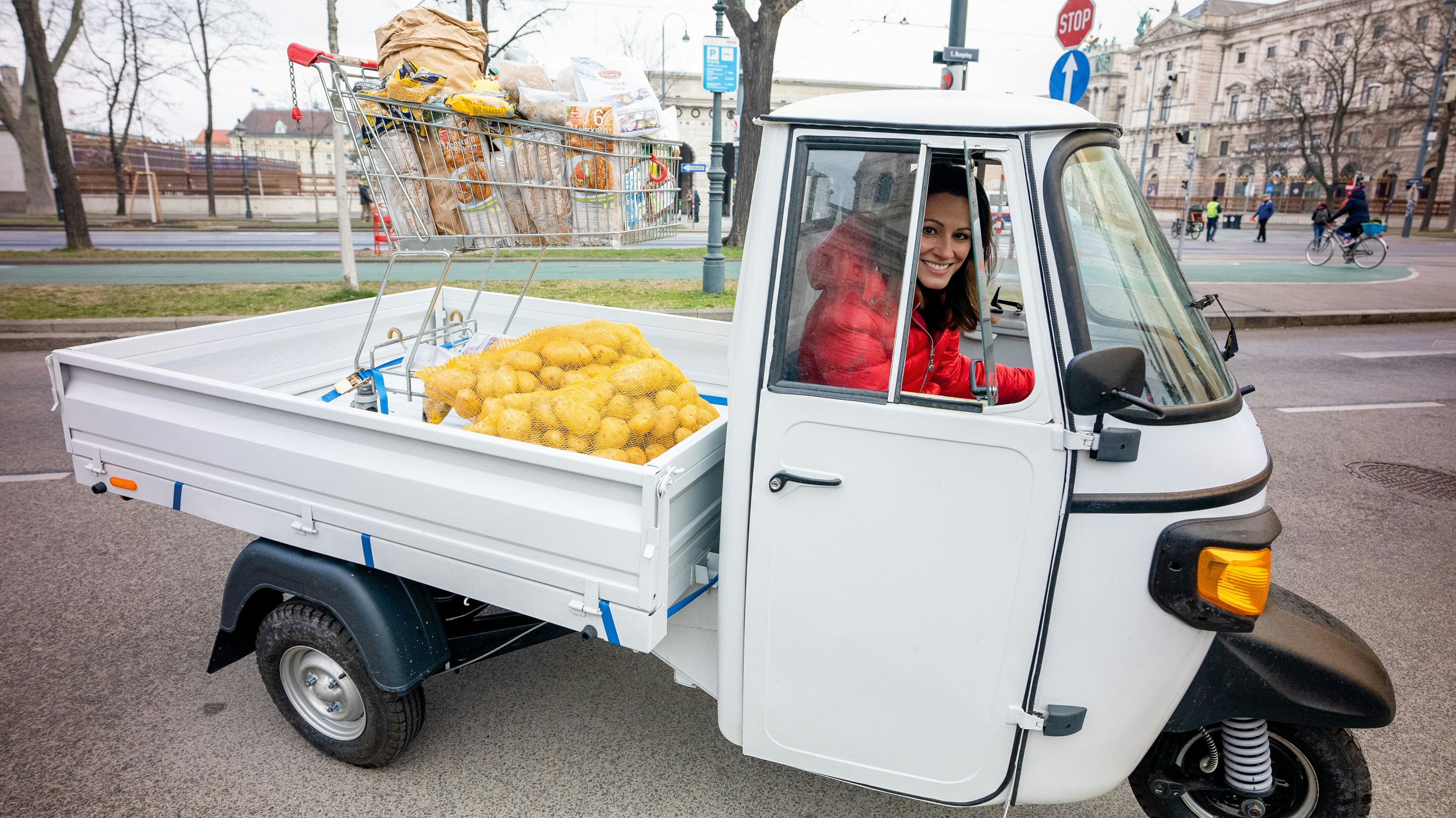 Mit dem legendären Lebensmitteltransporter Piaggio Ape sammelt Gadenstätter während der Sendung jene 133 Kilo essbare Lebensmittel ein, die jeder Haushalt pro Jahr wegwirft. 