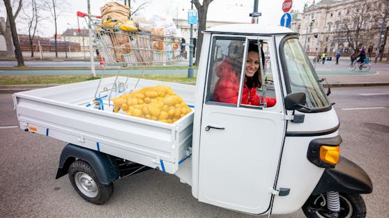 Mit dem legendären Lebensmitteltransporter Piaggio Ape sammelt Gadenstätter in der Dok 1 "Abgelaufen? Weggeworfen!" jene 133 Kilo essbare Lebensmittel ein, die jeder Haushalt pro Jahr wegwirft.