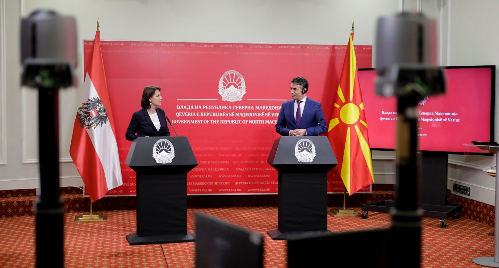 Europaministerin Edtstadler mit Nordmazedoniens Vize-Premier Nikola Dimitrov.